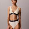 Sujetador Bralette triangular elástico de Microfiber con Monogram gráfico y forro ligero Sujetador Bralette triangular elástico de Microfiber con Monogram gráfico y forro ligero