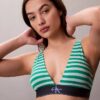 Sujetador Bralette triangular elástico de Microfiber con Monogram gráfico y forro ligero Sujetador Bralette triangular elástico de Microfiber con Monogram gráfico y forro ligero