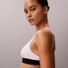 Sujetador Bralette triangular elástico de Microfiber con Monogram gráfico y forro ligero Sujetador Bralette triangular elástico de Microfiber con Monogram gráfico y forro ligero