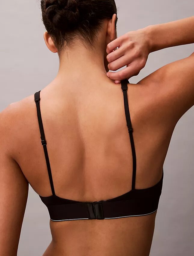 Sujetador Bralette triangular elástico de Microfiber con Monogram gráfico y forro ligero Sujetador Bralette triangular elástico de Microfiber con Monogram gráfico y forro ligero