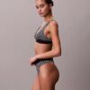 Sujetador Bralette triangular elástico de Microfiber con Monogram gráfico y forro ligero Sujetador Bralette triangular elástico de Microfiber con Monogram gráfico y forro ligero