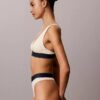Sujetador Bralette triangular elástico de Microfiber con Monogram gráfico y forro ligero Sujetador Bralette triangular elástico de Microfiber con Monogram gráfico y forro ligero