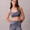 Sujetador deportivo de impacto medio con espalda nadadora y estampado deportivo moderno