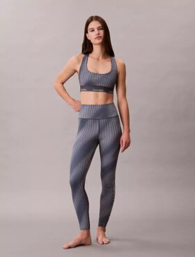 Sujetador deportivo de impacto medio con espalda nadadora y estampado deportivo moderno
