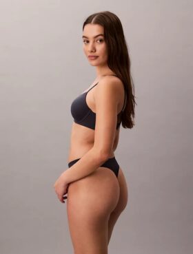 Tanga elástica con costuras