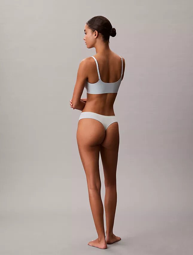 Tanga elástica con costuras Tanga elástica con costuras