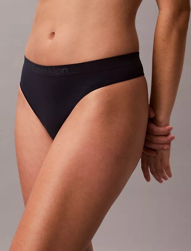 Tanga elástica con costuras Tanga elástica con costuras