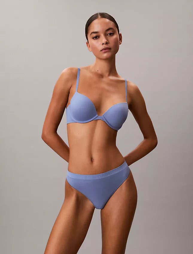 Tanga elástica con costuras Tanga elástica con costuras