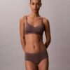 Tanga elástica con costuras