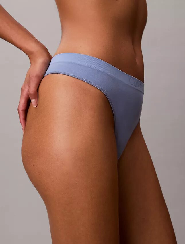 Tanga elástica con costuras Tanga elástica con costuras