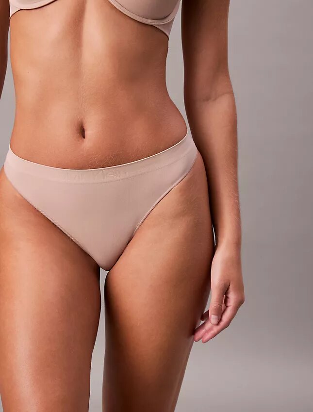 Tanga elástica con costuras Tanga elástica con costuras