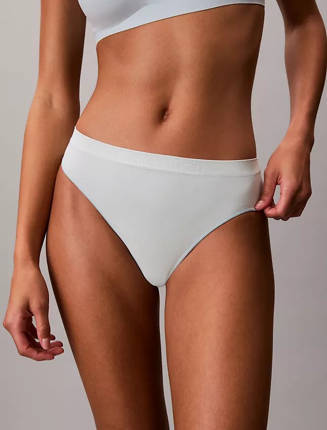 Tanga elástica con costuras Tanga elástica con costuras
