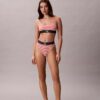 Tanga elástica de microfibra con monograma gráfico Tanga elástica de microfibra con monograma gráfico