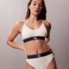 Tanga elástica de microfibra con monograma gráfico Tanga elástica de microfibra con monograma gráfico