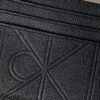 Tarjetero con logotipo en relieve