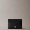Tarjetero con solapa y Monogram minimalista