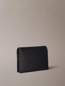Tarjetero con solapa y Monogram minimalista