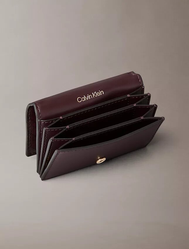 Tarjetero tipo acordeón con logotipo estampado Tarjetero tipo acordeón con logotipo estampado