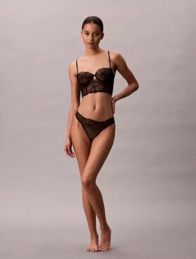 Thong de encaje floral negro de CK Black