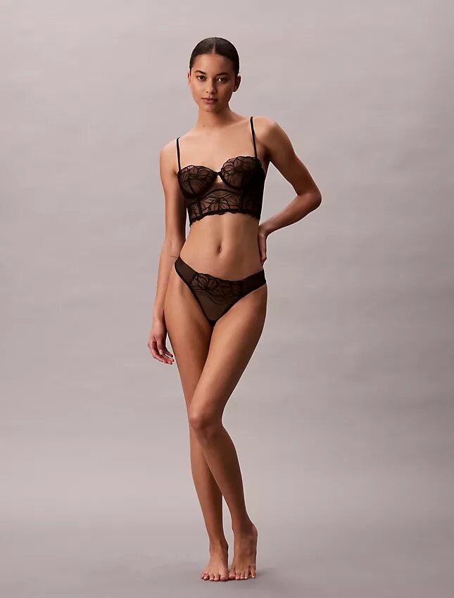 Thong de encaje floral negro de CK Black Thong de encaje floral negro de CK Black