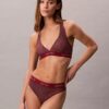 Top de bikini triangular con espalda nadadora y logotipo moderno Top de bikini triangular con espalda nadadora y logotipo moderno