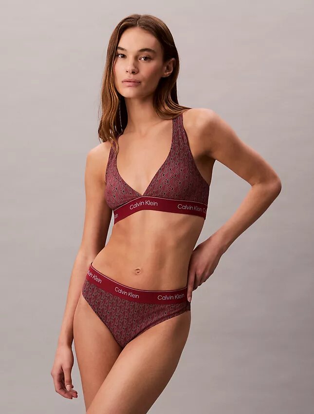 Top de bikini triangular con espalda nadadora y logotipo moderno Top de bikini triangular con espalda nadadora y logotipo moderno