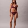 Top de bikini triangular con espalda nadadora y logotipo moderno Top de bikini triangular con espalda nadadora y logotipo moderno