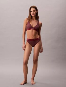 Top de bikini triangular con espalda nadadora y logotipo moderno