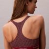 Top de bikini triangular con espalda nadadora y logotipo moderno Top de bikini triangular con espalda nadadora y logotipo moderno