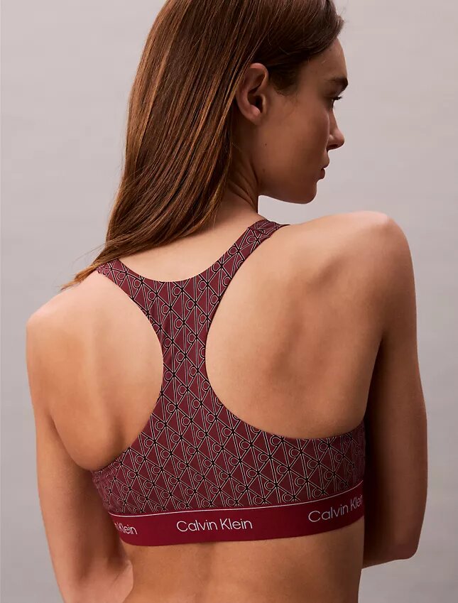 Top de bikini triangular con espalda nadadora y logotipo moderno Top de bikini triangular con espalda nadadora y logotipo moderno