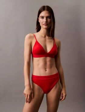 Top de bikini triangular con logotipo moderno