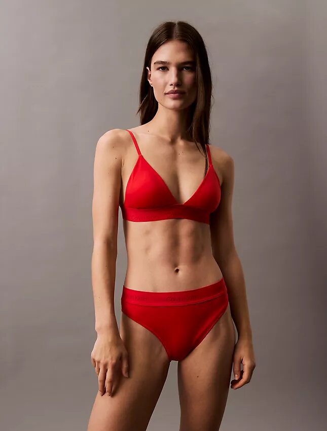Top de bikini triangular con logotipo moderno Top de bikini triangular con logotipo moderno