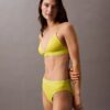 Top de bikini triangular con logotipo moderno Top de bikini triangular con logotipo moderno