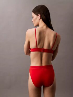Top de bikini triangular con logotipo moderno