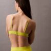 Top de bikini triangular con logotipo moderno Top de bikini triangular con logotipo moderno