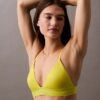 Top de bikini triangular con logotipo moderno Top de bikini triangular con logotipo moderno