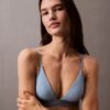 Top de bikini triangular con logotipo moderno Top de bikini triangular con logotipo moderno
