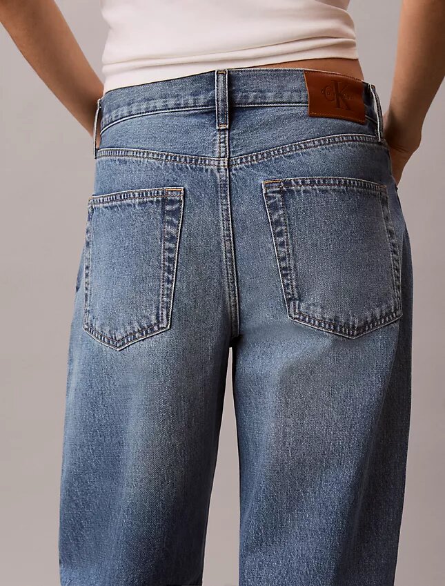 Vaqueros cropped de corte acampanado Vaqueros cropped de corte acampanado