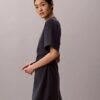 Vestido camiseta de punto interlock con ribete y logotipo Vestido camiseta de punto interlock con ribete y logotipo