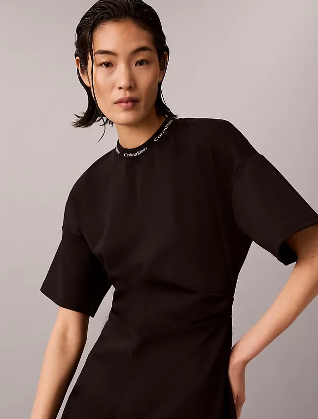 Vestido camiseta de punto interlock con ribete y logotipo Vestido camiseta de punto interlock con ribete y logotipo