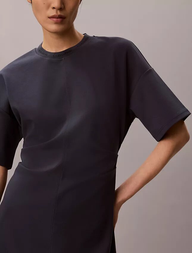 Vestido camiseta de punto interlock con ribete y logotipo Vestido camiseta de punto interlock con ribete y logotipo