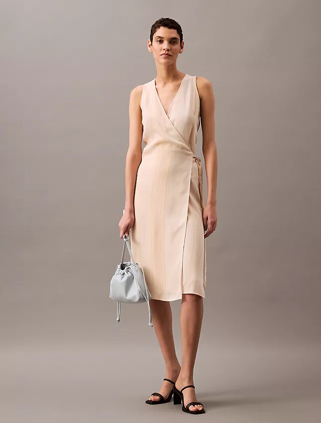Vestido cruzado midi de rayas fluidas Vestido cruzado midi de rayas fluidas