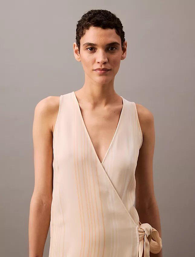 Vestido cruzado midi de rayas fluidas Vestido cruzado midi de rayas fluidas