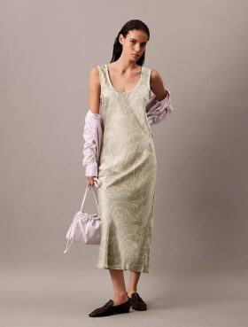 Vestido midi con estampado de satén arrugado