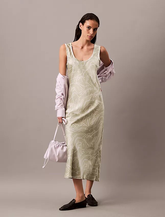 Vestido midi con estampado de satén arrugado Vestido midi con estampado de satén arrugado