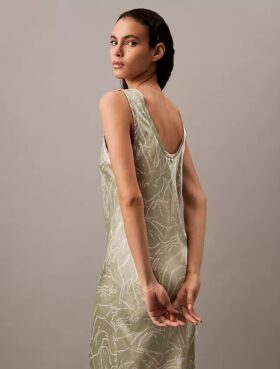 Vestido midi con estampado de satén arrugado