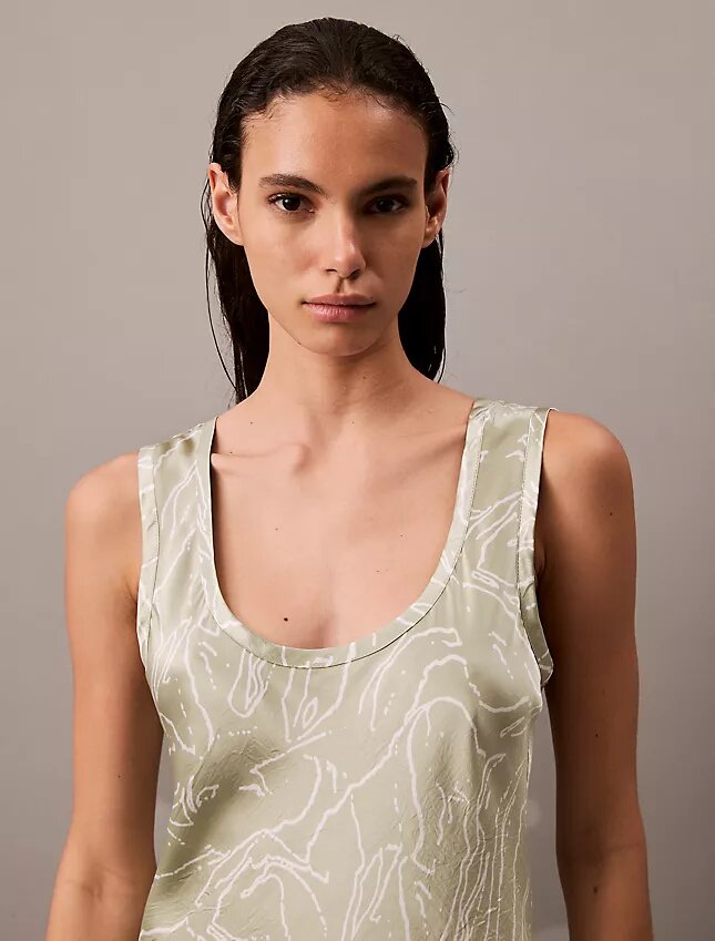 Vestido midi con estampado de satén arrugado Vestido midi con estampado de satén arrugado