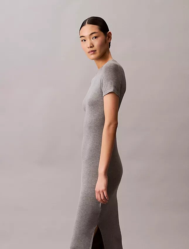 Vestido midi liso elástico Vestido midi liso elástico