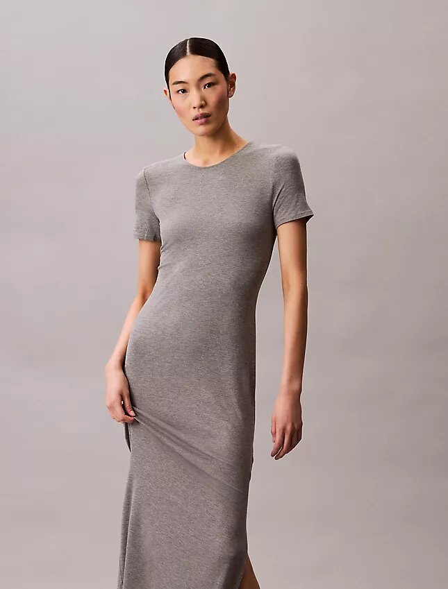 Vestido midi liso elástico Vestido midi liso elástico