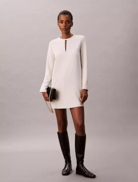 Vestido mini entallado de crepé